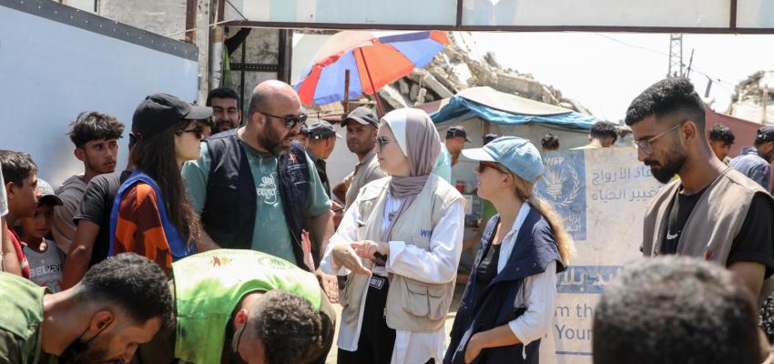 وفد من برنامج الغذاء العالمي يزور المطابخ المجتمعية لجمعية إنقاذ المستقبل الشبابي في غزة